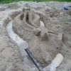 Sandburg mit Wassergraben